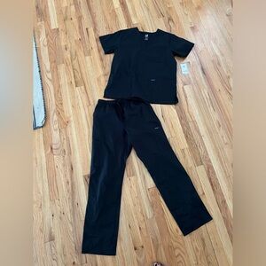 Degracci scrub set pant and top size Small